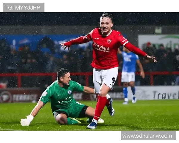 重庆足球队大满贯点评:团队配合展现出色默契与战术执行力